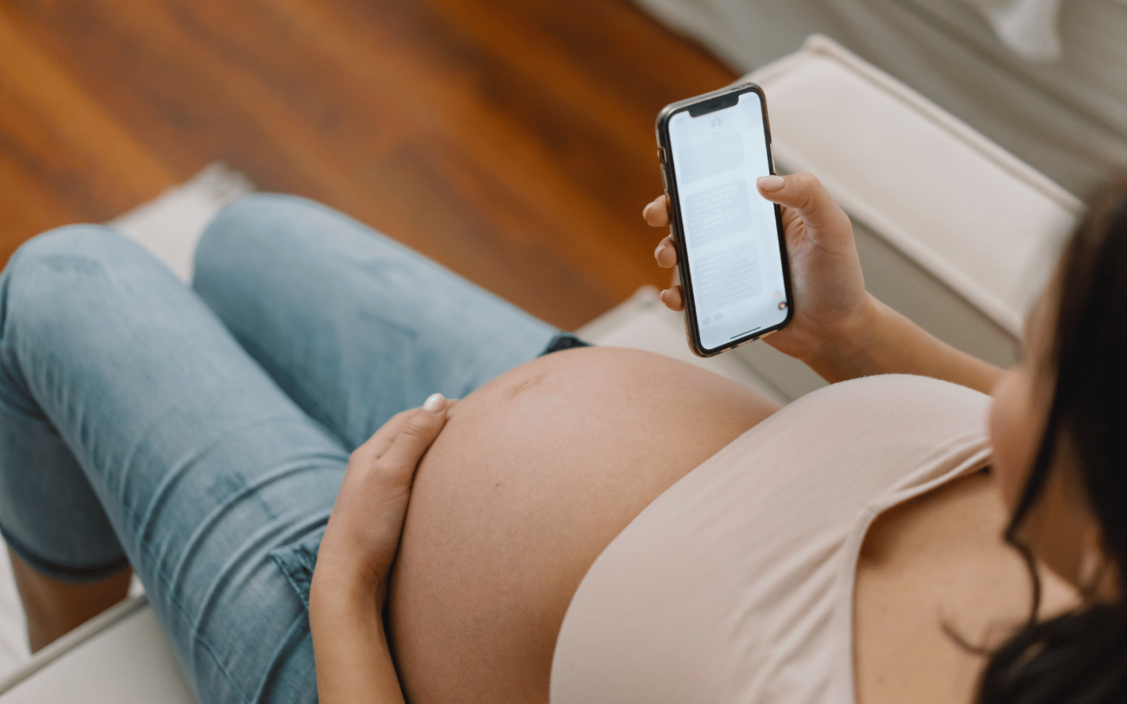 pregnent mom making baby registry in her smartphone