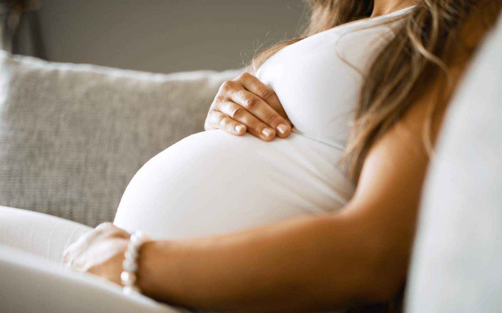 pregnent woman puting her hand on her belly