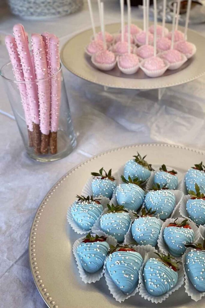 Gender reveal food - strawberies and cake pops